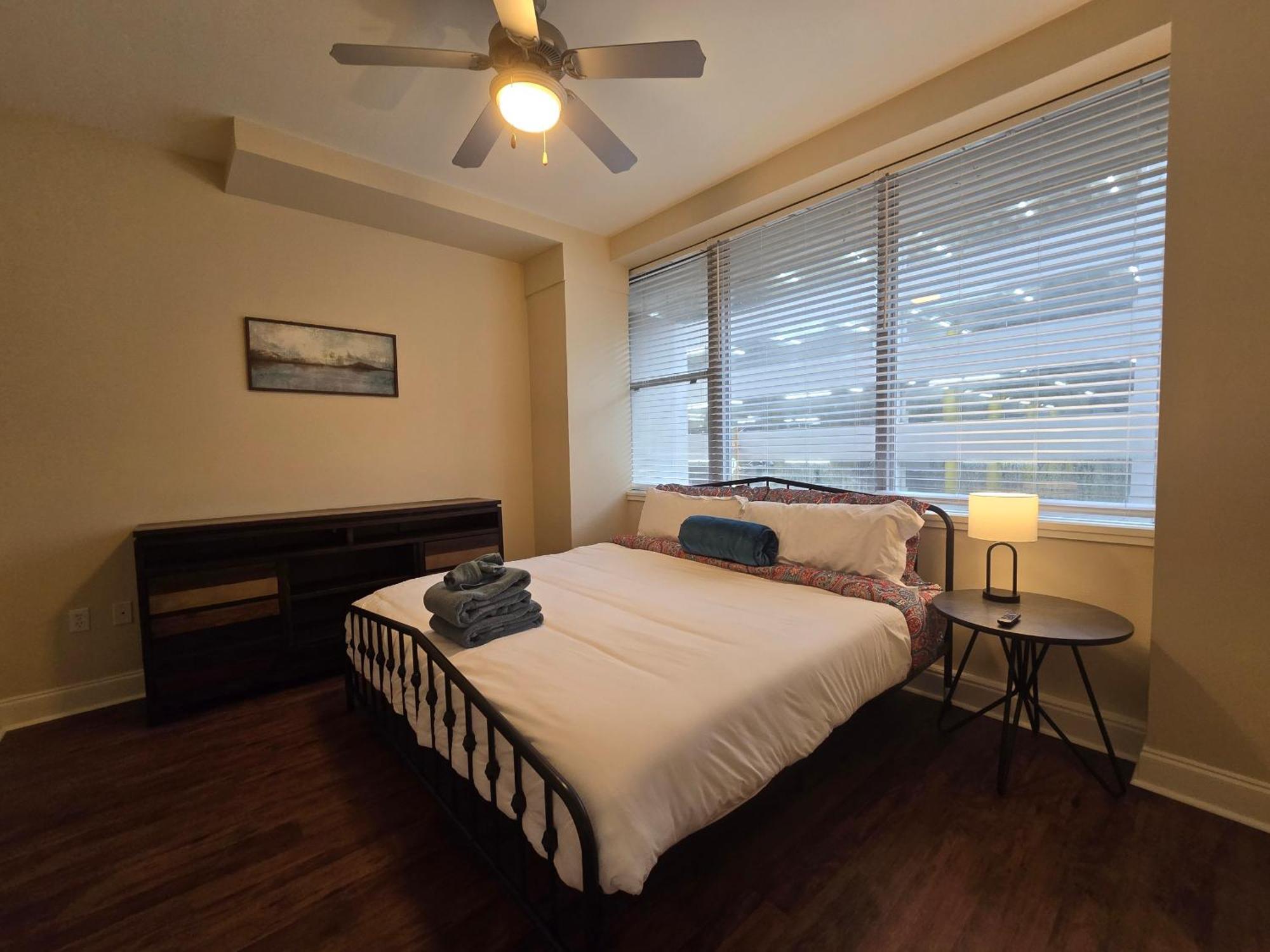 Amazing Condos Beautiful View 2 Blocks To French Quarter, Small Rooftop Pool, Gym, Seanger Theater, Super Dome, And Bourbon St Nowy Orlean Pokój zdjęcie