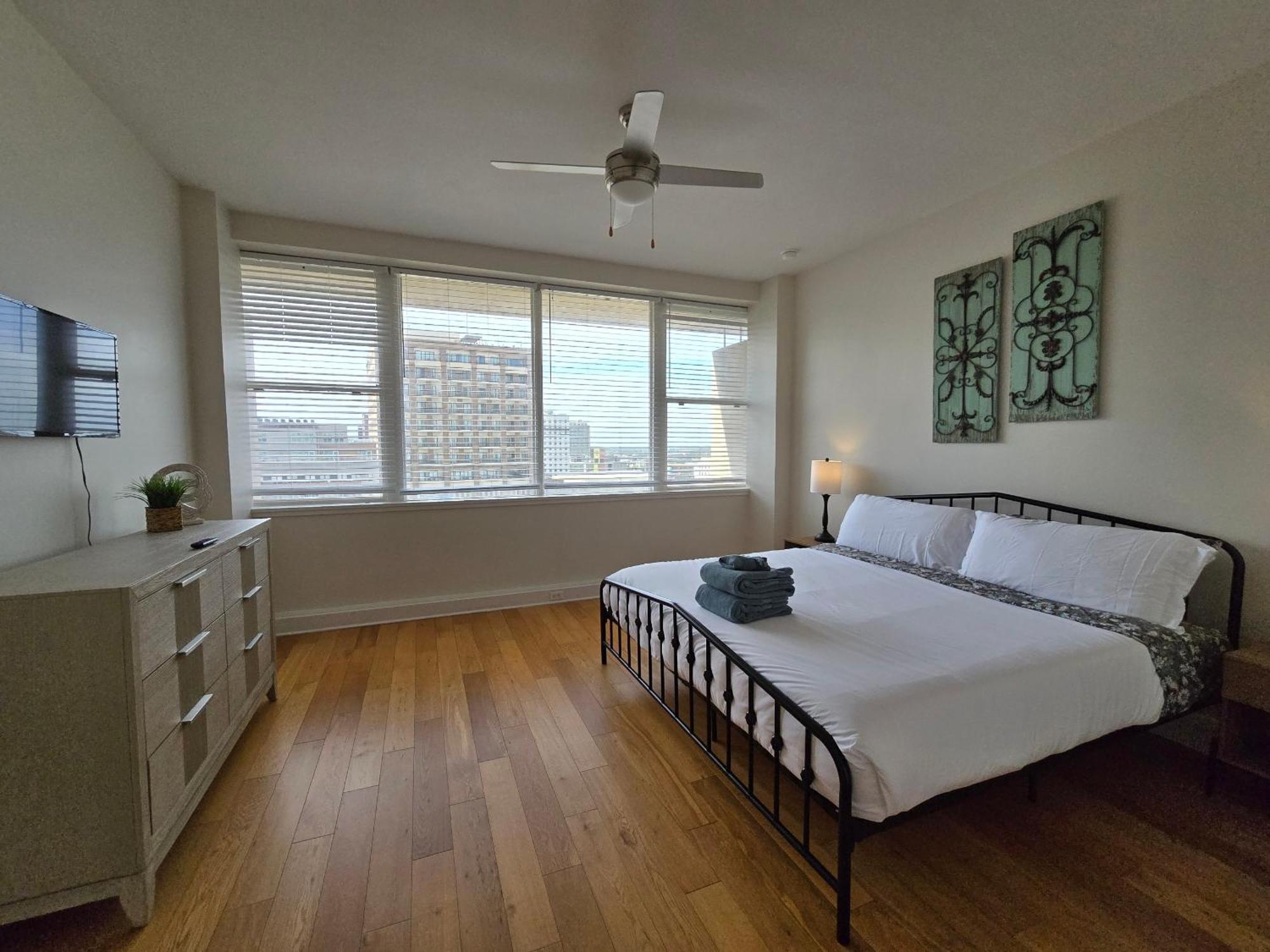 Amazing Condos Beautiful View 2 Blocks To French Quarter, Small Rooftop Pool, Gym, Seanger Theater, Super Dome, And Bourbon St Nowy Orlean Pokój zdjęcie