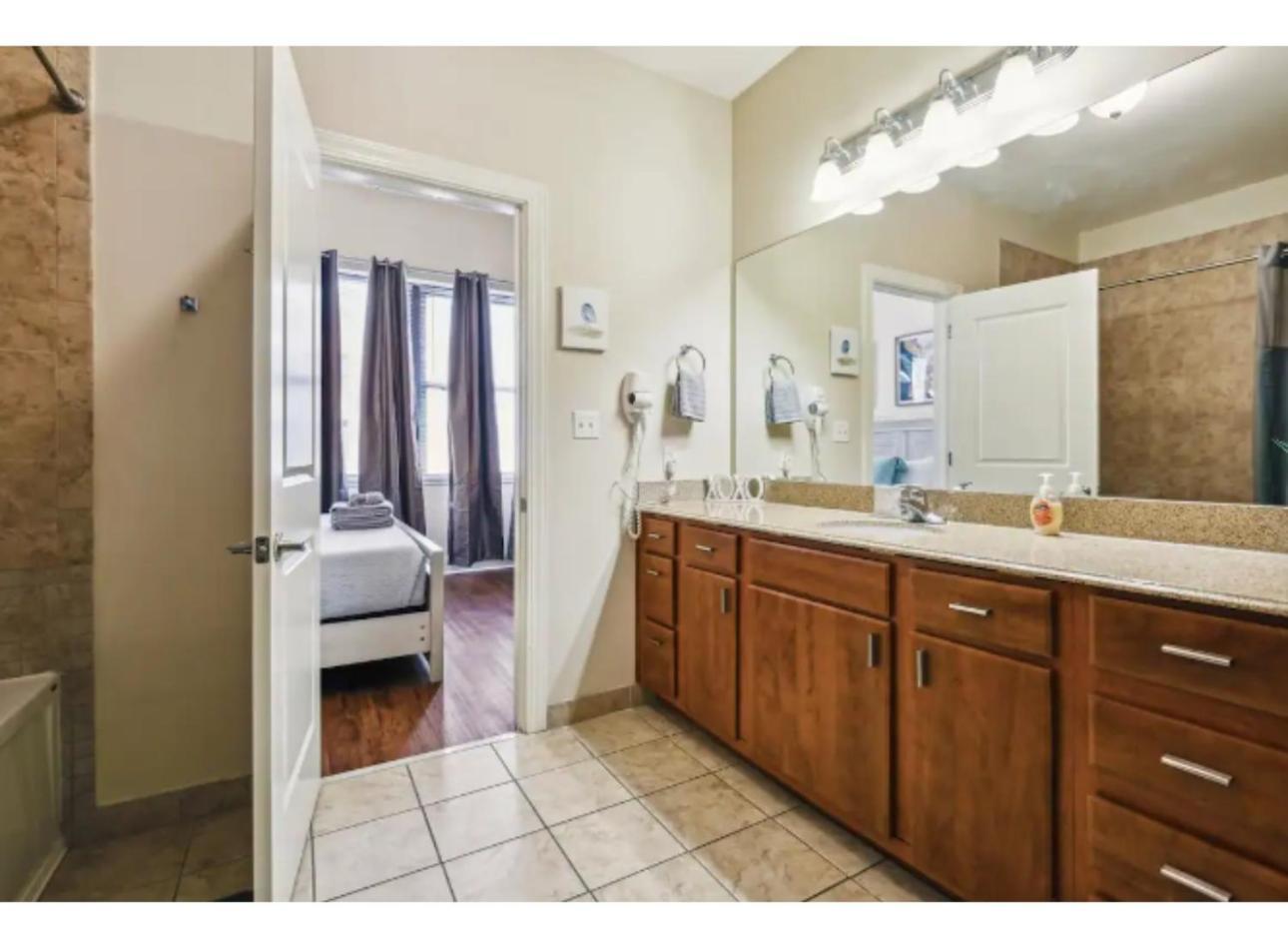Amazing Condos Beautiful View 2 Blocks To French Quarter, Small Rooftop Pool, Gym, Seanger Theater, Super Dome, And Bourbon St Nowy Orlean Pokój zdjęcie