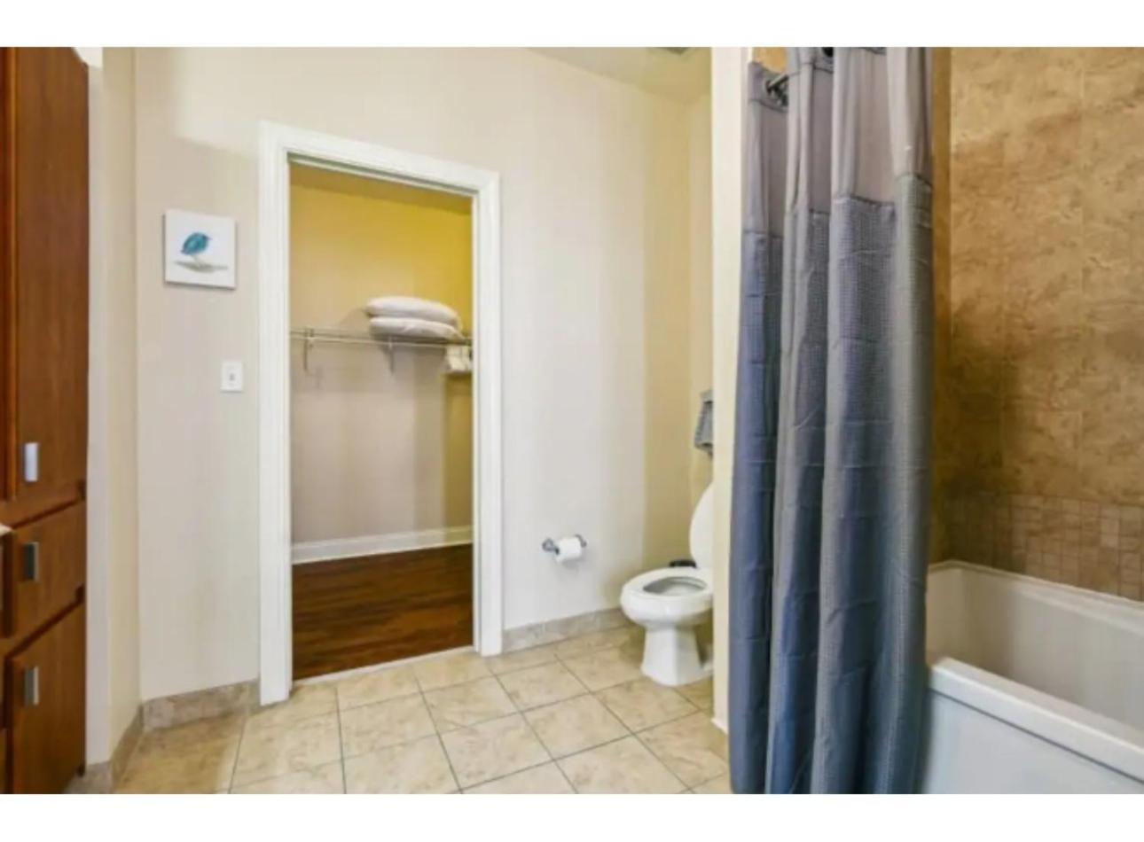 Amazing Condos Beautiful View 2 Blocks To French Quarter, Small Rooftop Pool, Gym, Seanger Theater, Super Dome, And Bourbon St Nowy Orlean Pokój zdjęcie