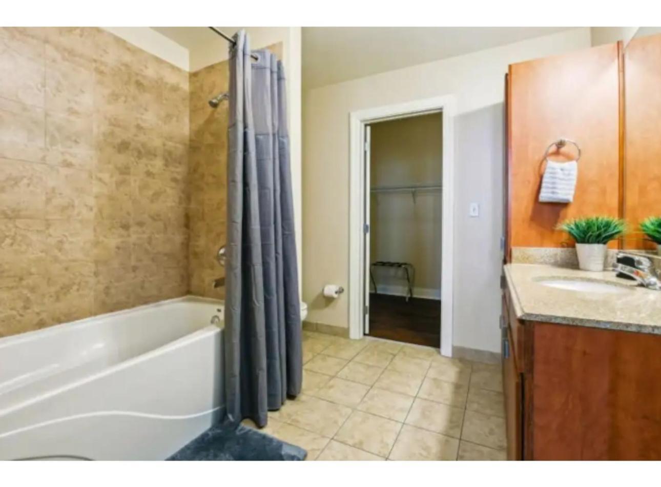 Amazing Condos Beautiful View 2 Blocks To French Quarter, Small Rooftop Pool, Gym, Seanger Theater, Super Dome, And Bourbon St Nowy Orlean Pokój zdjęcie